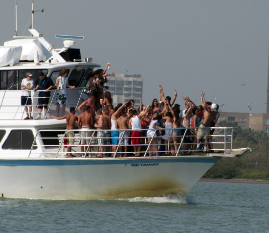 BoatCrowd1e